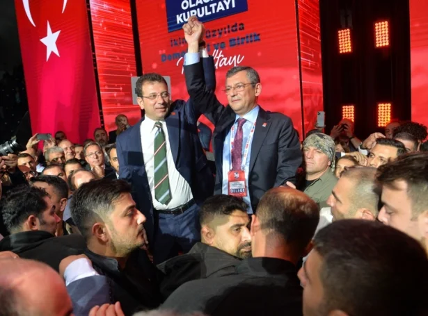 Frá vinstru: Ekrem Imamoglu, borgarstjóri í Istanbul, og Ozgur Ozel, nýggjur formaður í CHP (Mynd: EPA)