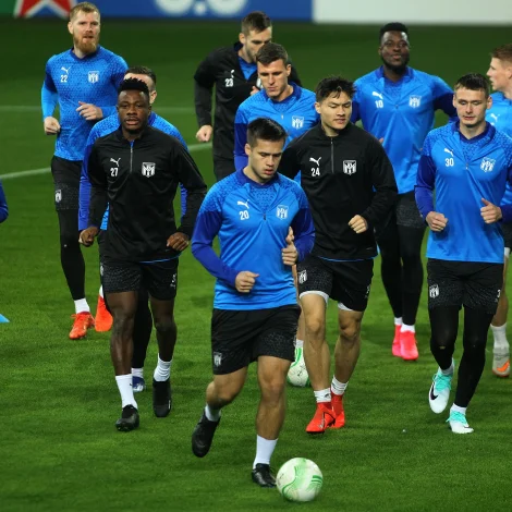 Teir ferðaðust so at siga allan gjár. Nú hava teir í KÍ-hópinum veruliga fingið rørslur í aftur og hugsavna seg fult út um spennandi uppgávuna í Slovenia í morgin (Mynd: Aleksandar Djorovic)