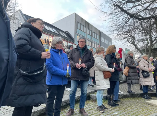 Frá samhugatiltakinum við teimum sivilu í Miðeystri í Havn leygardagin. Myndir Jan Müller