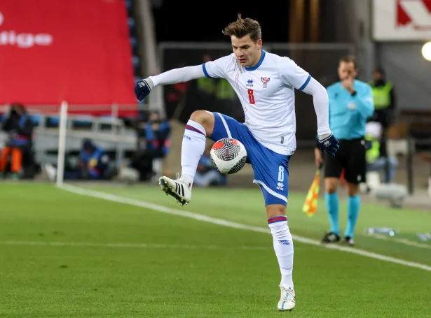 Brandur Hendriksson Olsen í 0-0 dystinum í Albania í november. Tað hevur stóran týdning fyri føroyska landsliðið, at 28-ára gamli miðvallarin er í góðum skørum (Mynd: Sverri Egholm)