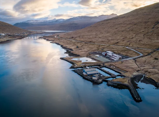 Lendisviðurskiftini við jarðareigarnar eru komin upp á pláss, og umsóknin um at broyta byggisamtyktina fyri ætlaða økið er latin kommununi