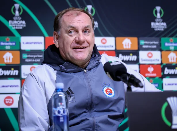 Vladimír Weiss á Tórsvølli í 2023, tá hann sum Slovan Bratislava-venjari hevði KÍ á skránni. Tann dysturin endaði 2-1 til gestirnar; Weiss veit, hvat føroyingar koma við, vísir hann á (Mynd: Sverri Egholm)
