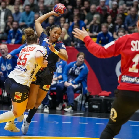 Frakland vann við einum máli á Noreg í Troóndheim sunnukvøldið. Í dag spæla bæði liðini fjórðingsfinalu (Mynd: EPA)