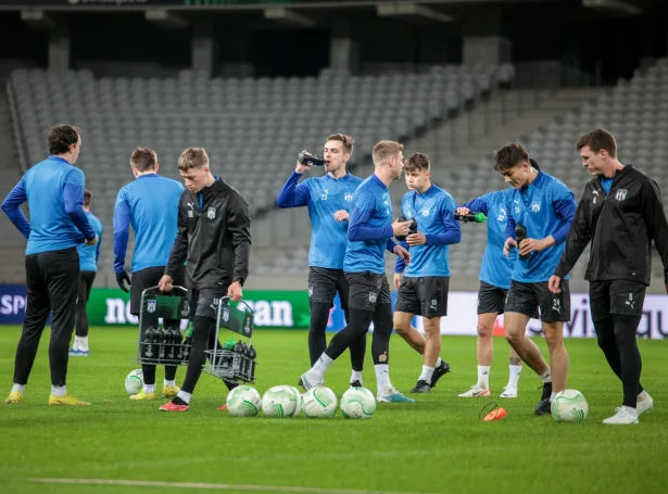 KÍ-hópurin á stóra Stade Pierre Mauroy. Tað er ikki ofta, at møguleikar koma at spæla á slíkum leikvallum móti slíkum liðum (Mynd: Sverri Egholm)