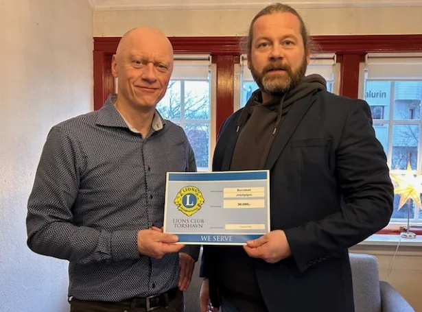 Jóan Petur Hentze, forseti í Lions Club Tórshavn, og Djóni Eideagaard, aðalskrivari í Barnabata