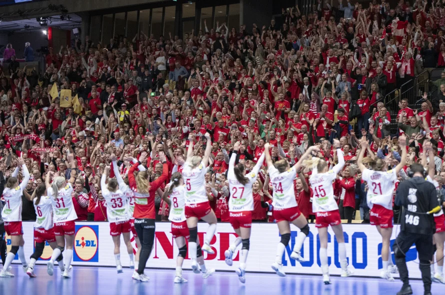 Roysni fo HM Danmark Og Sv r ki Sp ldu Seg H lvfinalurnar roysni-fo-hm-danmark-og-sv-r-ki-sp-ldu-seg-h-lvfinalurnar