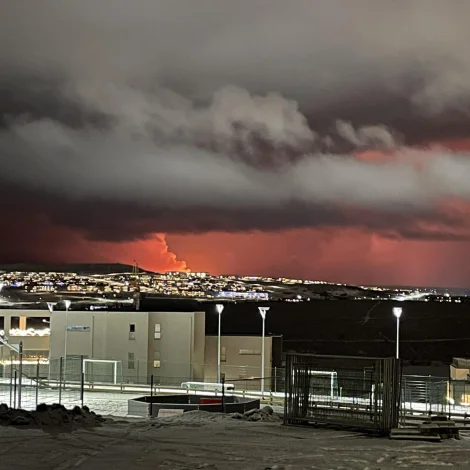 Pætur og Halla síggja eldgosið úr stovuni