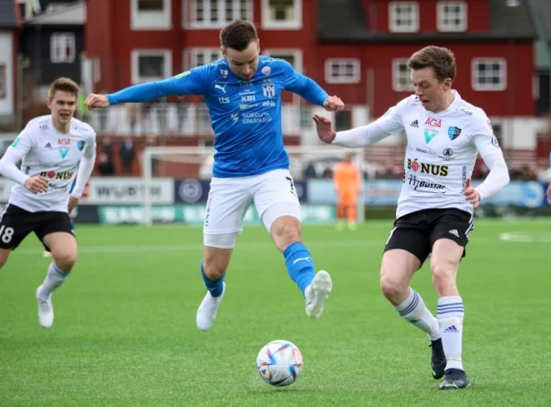 Árni Frederiksberg legði upp til tvey mál í 4-0 sigrinum í dag - Rógvi Egilstoft Nielsen kann fegnast sum liðformaður og formaður í EB/Streymi, nú liðið fekk stig aftur (Savnsmynd: Sverri Egholm)