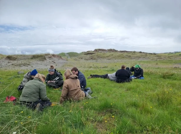 Mynd: Lívfrøði næmingar á feltskeiði á Sandi.