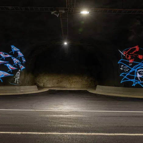 Leys lastbilahjól í tunlinum – persónbilur fór í smildur