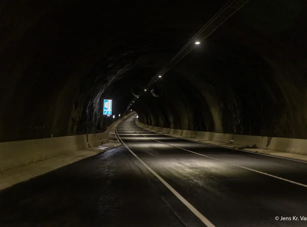 Nakað av arbeiði skal gerast í Sandoyartunnlinum seint í kvøld og í nátt, og tískil verður avmarkaður møguleiki fyri at koyra ígjøgnum undirsjóvartunnilin (Mynd: Jens Kr. Vang)