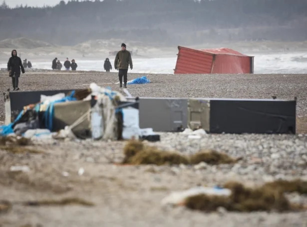 Á donsku strondunum flýtur við skógvum, køliskápum, sproytinálum, plastikkhjólum og plastikkblómum (Mynd: EPA)