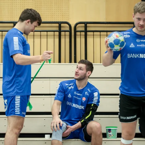 Tróndur Mikkelsen hevur fingið ein nýggjan skaða, og landsliðsvenjararnir hava valt at tikið ein fjórða strikuspælara (Savnsmynd: Sverri Egholm)