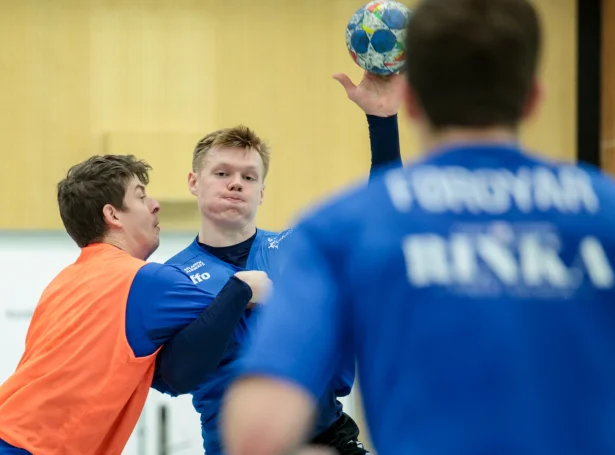 Ivamál er kring ávisar spælarar, sum vanliga eru við. Vilhelm Poulsen, sum spælir í Bundesliguni og er lyklaspælari í serliga verjuni, hevur ein fipurskaða í lærkrikanum (Savnsmynd: Sverri Egholm)