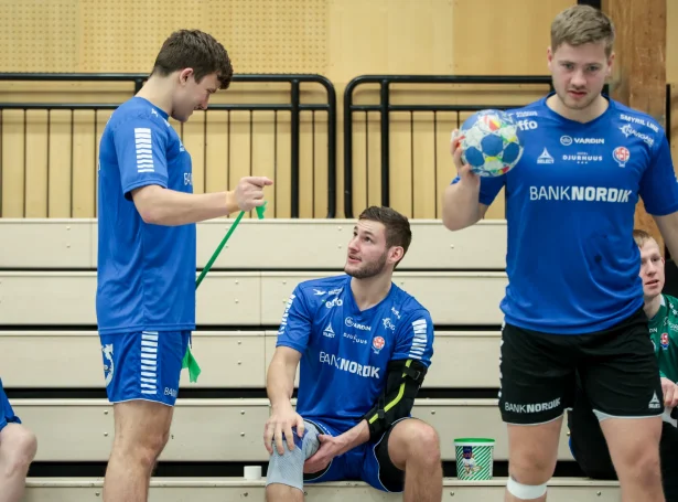 Tróndur Mikkelsen hevur fingið ein nýggjan skaða, og landsliðsvenjararnir hava valt at tikið ein fjórða strikuspælara (Savnsmynd: Sverri Egholm)