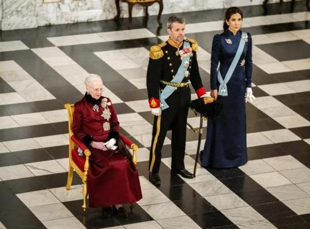 Margretha drotning á nýggjársmóttøkuni á Christiansborg Slotti í dag, saman við krúnprinsahjúnunum (Mynd: EPA)