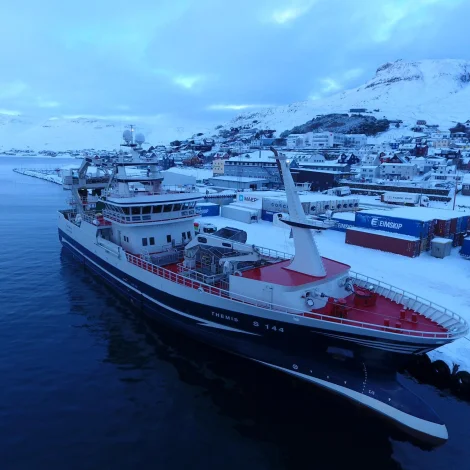 Donsku skipini Astrid og Themis landa til Varðan Pelagic