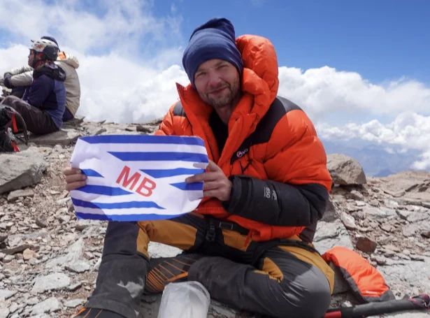 Jensjáku Hansen við MB (Miðvágs Bóltfelag) flaggi á Aconcagua