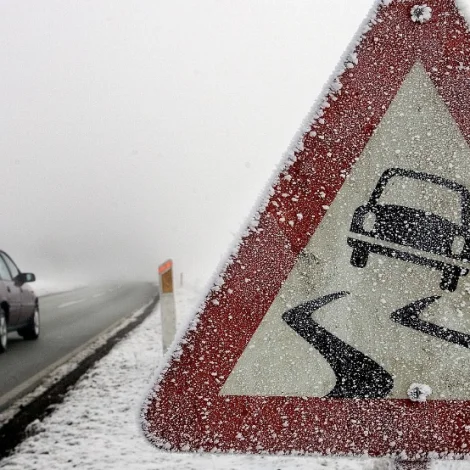 Ikki koyrandi á fleiri strekkjum - jarðrok og hálka ávirka