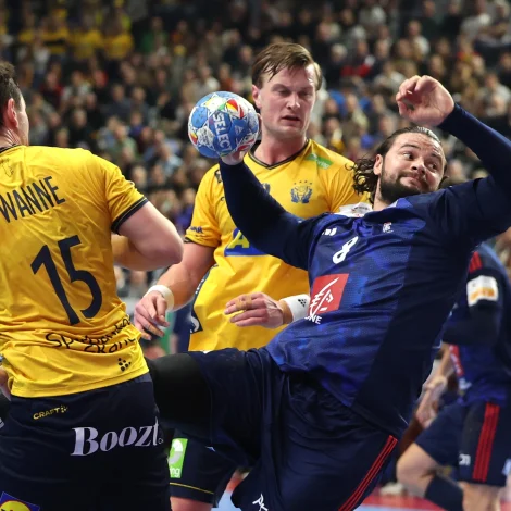 Elohim Prandi skoraði fríkast úr stórari fjarstøðu, eftir at klokkan hevði víst 60.00 (Mynd: EPA)