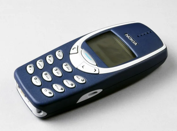Nokia 3310 var sera væl umtókt tá í tíðini. Nokia átti helvtina av marknaðinum í 2007