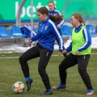 Sára Poulsdóttir á Líðarenda til vinstru, her til venjing við U19 landsliðnum (Mynd: Bjarni Enghamar / FSF)