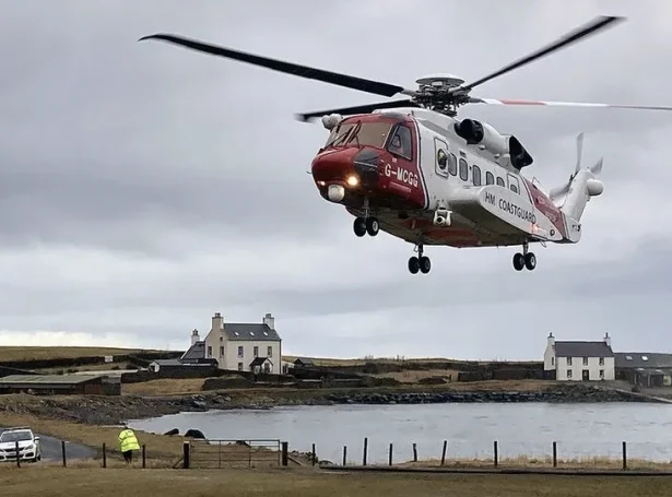Coastguard-tyrla var eisini til staðar í lítlu havnini í Melby í Hetlandi (Mynd: BBC)
