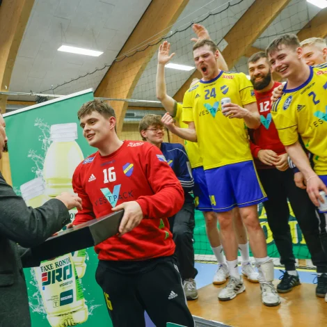 Skaðar hava lagt meinbogar í vegin, men í dag vísti Brandur Silvurstein hvat hann kann - á størsta hondbóltspallinum í Føroyum. 21-ára gamli vestmenningurin hevði trettan bjargingar og varð kosin dagsins spælari (Mynd: Jens Kr. Vang)