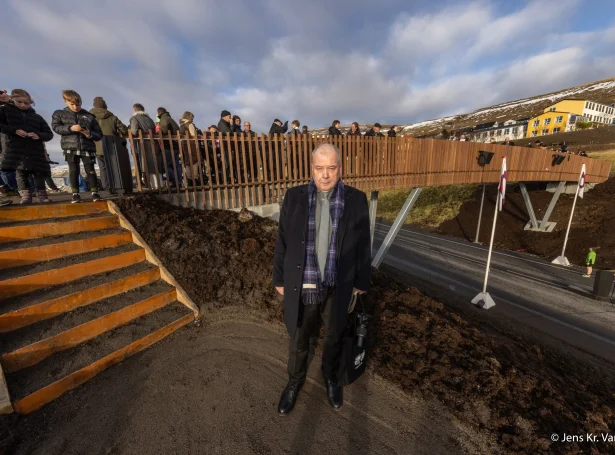 Tórbjørn Jacobsen avmyndaður tá Fjørðuvegurin varð latin upp (Savnsmynd: Jens Kr. Vang)