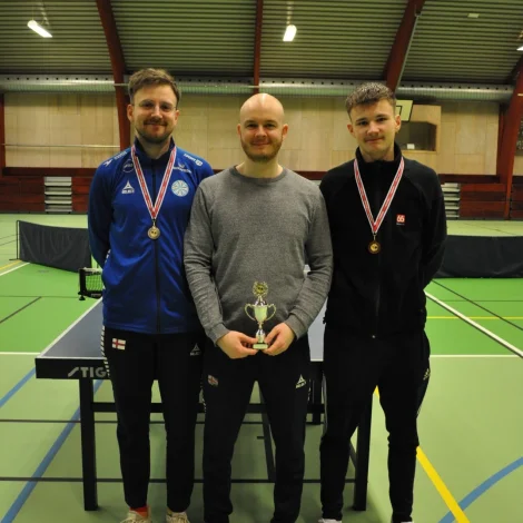 Í meistaradeildini hjá monnum hevur eingin ivi verið hetta kappingarárið. Hallur Thorsteinsson hevur verið greitt besti leikarin, og tað sló hann rimmar fast sunnudagin, tá hann enn einaferð vann allar dystirnar 3-0