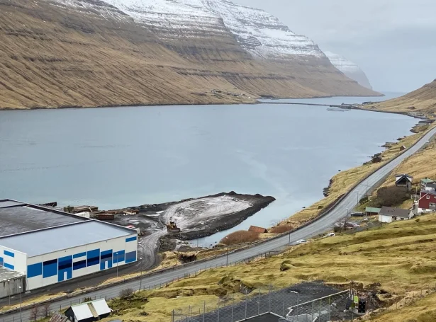 Heimasíðan klaksvik.fo skrivar í dag, at grótið úr tunlunum skal nýtast at leingja Norðhavnina í Ánunum við 300 metrum - nærum tvífalt so long sum hon er nú. Eftir ætlan skal økið verða 100 metrar breitt (Mynd: klaksvik.fo)