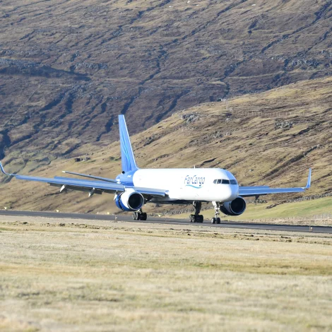 Breið tínar veingir út og flúgv so yvir vøtnini