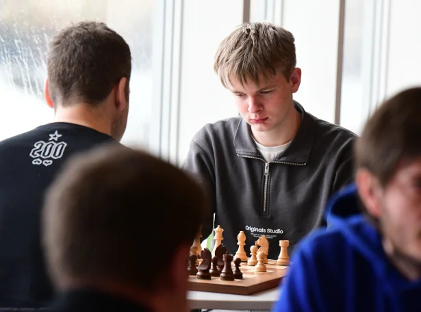 18 ára gamli føroyameistarin, Luitjen Akselsson Apol, var sigursharri í dystinum. Hann vann á fjórða borði, hinir tríggir telvaðu javnt (Savnsmynd: Jóanis Albert Nielsen / jn.fo)