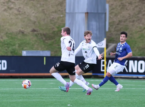 Zean Dalügge ónøgdur við eitthvørt í dysti móti KÍ fyrr í ár. B36-áleyparin skoraði tvey mál móti NSÍ í dag, men tað var ikki nóg mikið til at vinna lykladystin: Ein góð mynd uppá kappingarárið hjá B36 (Savnsmynd: Sverri Egholm)