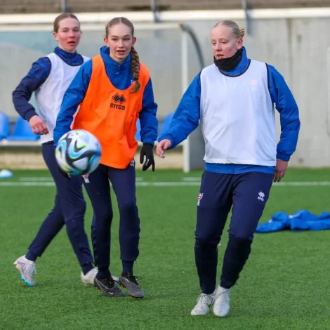 Føroysku U17 genturnar skulu næstu dagarnar royna seg ímóti Lettlandi, Georgia og Rumenia. Allir dystirnir vera á Tórsvølli - her til venjing á niðara vølli (Mynd: Jakoba Svensdóttir/FSF)