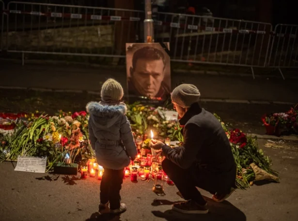 Fólk mintust Navalnyj uttanfyri russisku sendistovuni í Prag 1. mars (Mynd: EPA)