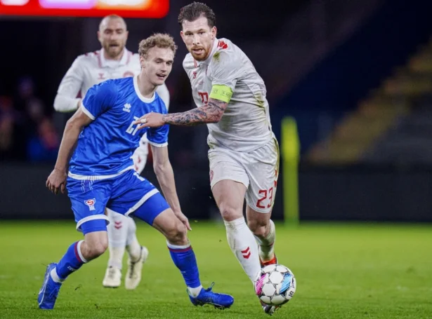 Andrass Johansen í sínum sætta, og higartil seinasta, A-landsdysti í Brøndby. Miðvallarin ynskir at vinna landsliðsplássið aftur og at spæla fast í Danmark (Savnsmynd: EPA)