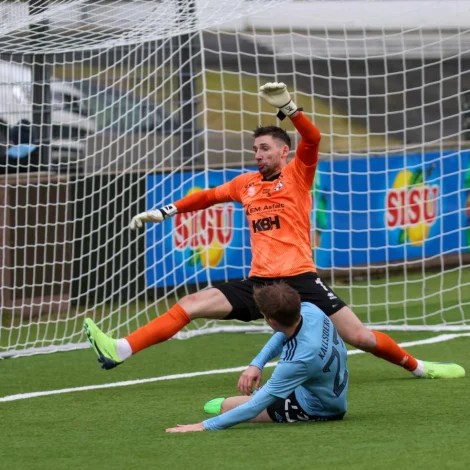 Poul Kallsberg økir her til 2-0 fyri Víking eftir frálíkt upplegg frá Aroni Jarnskor Ellingsgaard (Mynd: Sverri Egholm)