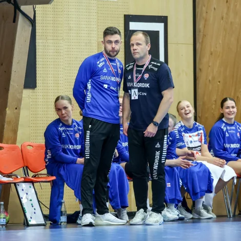 Sáttmálin millum HSF og høvusvenjara og hjálparvenjara hjá A-landsliðnum við kvinnum, Claus Leth Mogensen og Simon Olsen, er longdur til 1. januar 2028. - Menningin og úrslitini hjá A-landsliðnum hjá kvinnum undir leiðsluni hjá Claus hava verið sera góð