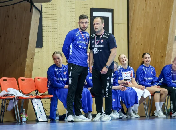 Sáttmálin millum HSF og høvusvenjara og hjálparvenjara hjá A-landsliðnum við kvinnum, Claus Leth Mogensen og Simon Olsen, er longdur til 1. januar 2028. - Menningin og úrslitini hjá A-landsliðnum hjá kvinnum undir leiðsluni hjá Claus hava verið sera góð