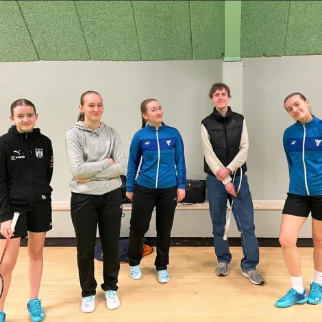 Tey bæði pørini úr KBF, sum vóru við í hálvfinalunum saman við venjaranum Jonas Mikkelsen: Ranja Joensen og Oddbjørg í Buð Justinussen, og Bjarnhild í Buð Justinussen og Lena Maria Joensen. Í fjør vunnu stórasystrarnar á lítlusystrunum í finaluni, men í ár skulu tær eldru spæla ímóti Sannu og Miu Thorkildshøj úr HBF