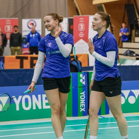 Síðsta vikuskifti luttóku Sanna og Mia Thorkildshøj í stórari badmintonkapping í Finnlandi, har tvíburðirnar komu í fjórðingsfinaluna í tvímansleiki