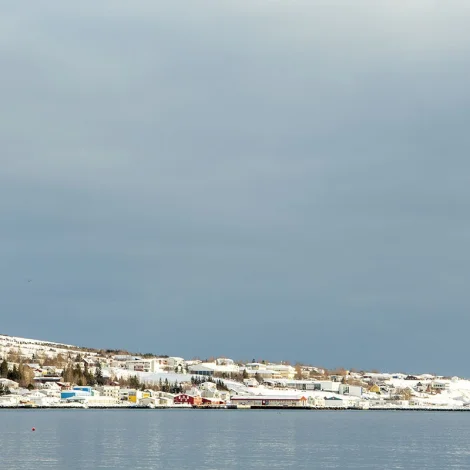 Eysturlandið: Flyta fólk á Neskaupstaði og Seyðisfirði í kvøld