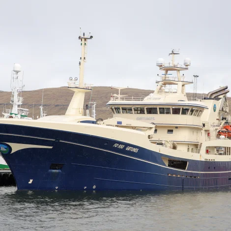 Tvey skip komin inn við sild til Varðan Pelagic
