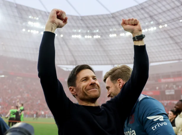 Xabi Alonso og hansara menn kunnu hesa vikuna seta punktum fyri einum nærum ótrúligum kappingarári (Mynd: EPA)