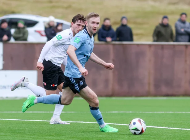 Víkingur vann 4-0 á B36 í apríl og hevur bert tapt ein Betrideildardyst síðani juni í fjør. Oddaliðið er eisini favorittur í kvøld, men lagt er tó upp til ein spennandi dyst (Savnsmynd: Sverri Egholm)