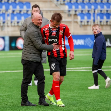 Eyðun Samuelsen og Áki Samuelsen eftir ein HB-sigur í steypakappingini í 2024. Nú ger Áki Samuelsen vart við seg í Svøríki - og í Champions League (Mynd: Sverri Egholm)