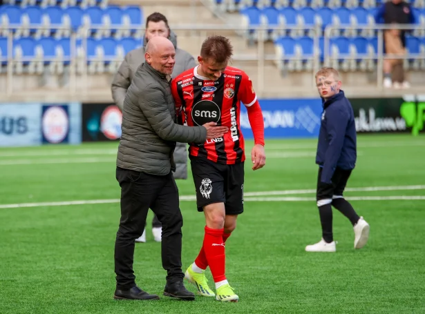 Eyðun Samuelsen og Áki Samuelsen eftir ein HB-sigur í steypakappingini í 2024. Nú ger Áki Samuelsen vart við seg í Svøríki - og í Champions League (Mynd: Sverri Egholm)