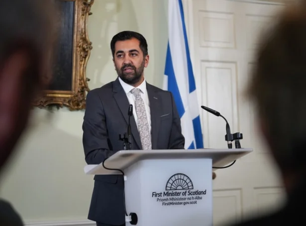 Humza Yousaf boðaði mánadagin frá, at hann leggur frá sær sum fyrstiráðharri og formaður fyri SNP (Mynd: EPA)