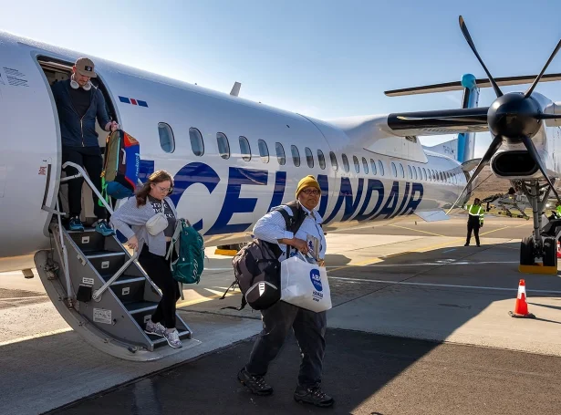 Her koma fyrstu ferðafólkini úr flogfarinum hjá Icelandair, sum nú flýgur regluliga millum Ísland og Føroyar (Mynd: Ólavur Frederiksen / Faroephoto)